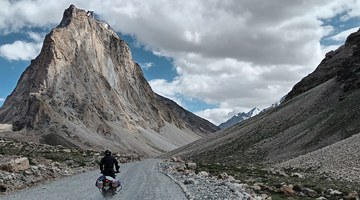 Pilote seul sur une piste de col