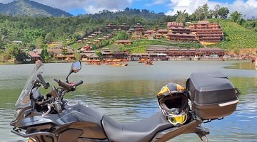 Moto au bord d'un lac de montagne