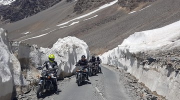 Motos entre deux murs de neige