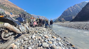 Moto au bord d'une rivière de montagne