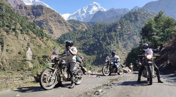 Motos sur une route de montagne boisée