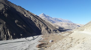 High-valley road under a clear sky