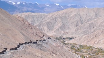 Route en lacets dans une vallée himalayenne