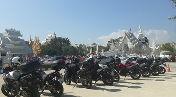 Motos alignées devant un temple